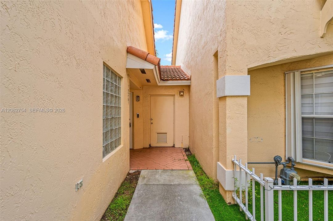 For Sale: $365,000 (2 beds, 2 baths, 1163 Square Feet)
