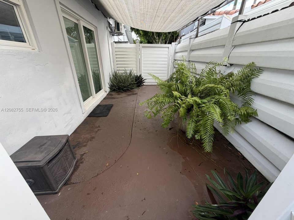 В аренду: $1,300 (0 спален, 1 ванн, 650 Квадратных фут)