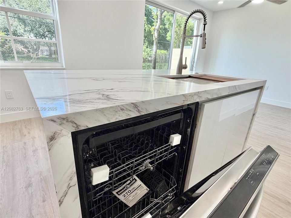 На продажу: $409,990 (3 спален, 2 ванн, 1669 Квадратных фут)