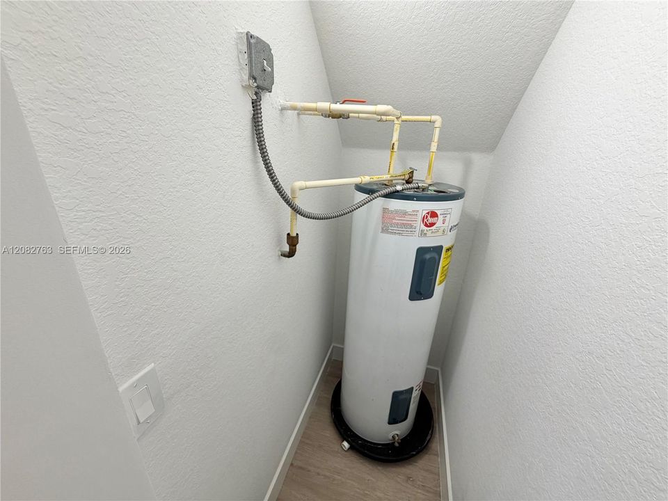 На продажу: $409,990 (3 спален, 2 ванн, 1669 Квадратных фут)