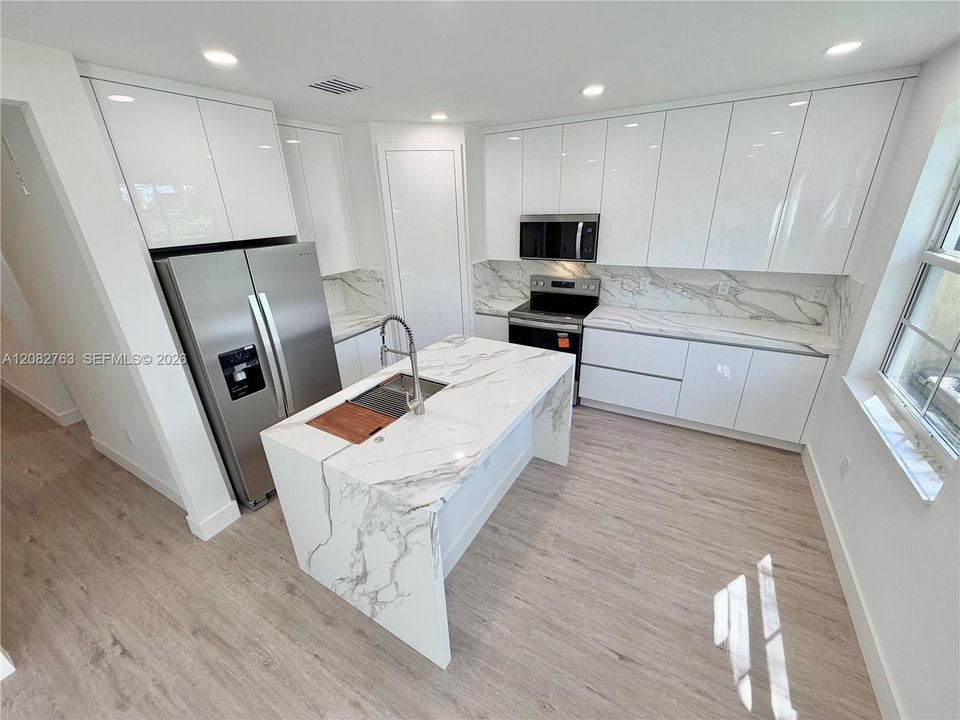 На продажу: $409,990 (3 спален, 2 ванн, 1669 Квадратных фут)