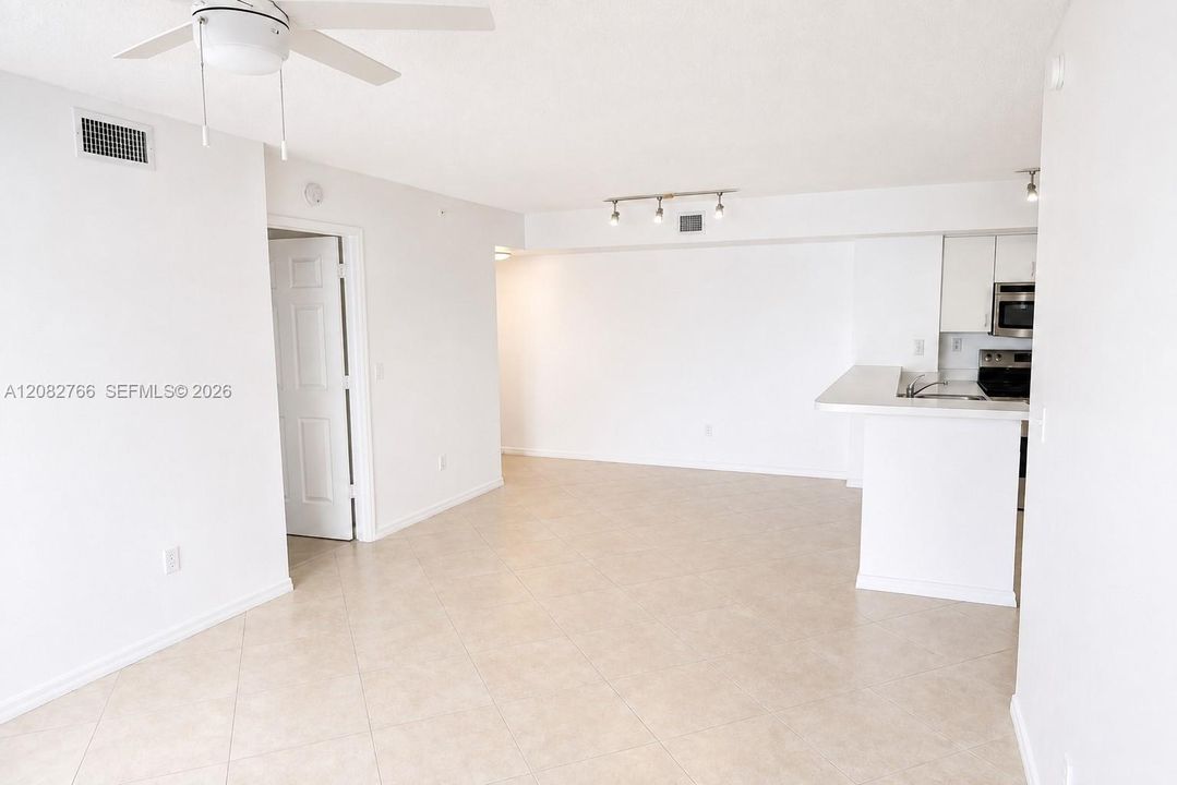 В аренду: $2,500 (2 спален, 2 ванн, 1124 Квадратных фут)