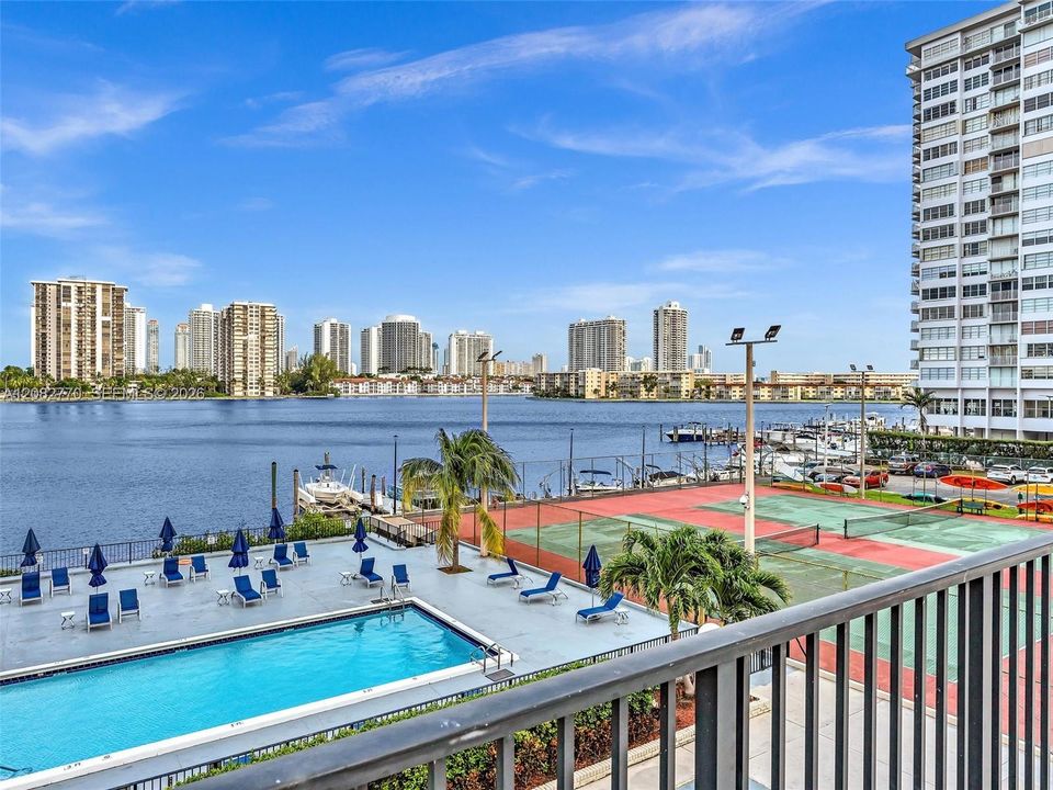 For Sale: $260,000 (2 beds, 2 baths, 1300 Square Feet)