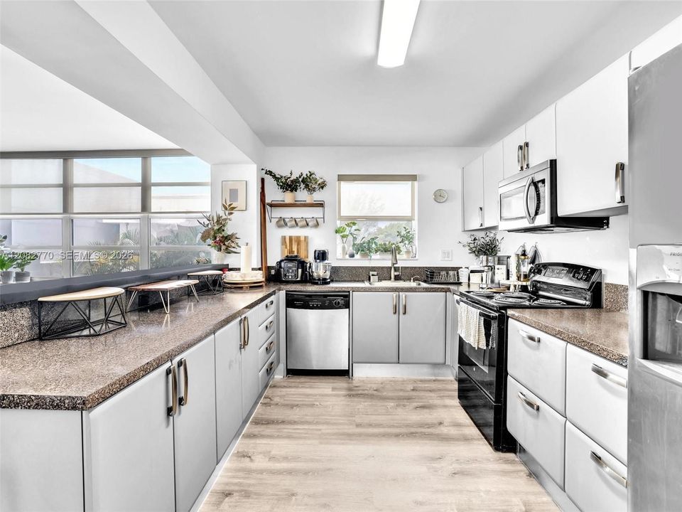For Sale: $260,000 (2 beds, 2 baths, 1300 Square Feet)
