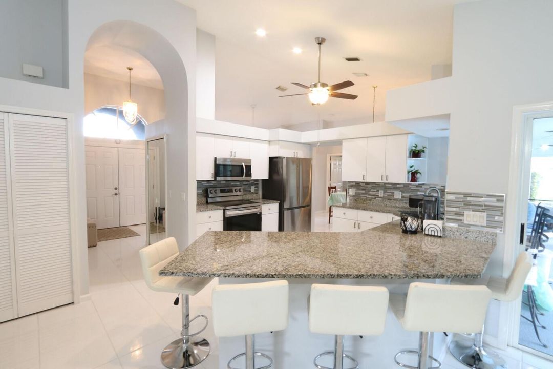 LARGE BREAKFAST BAR!