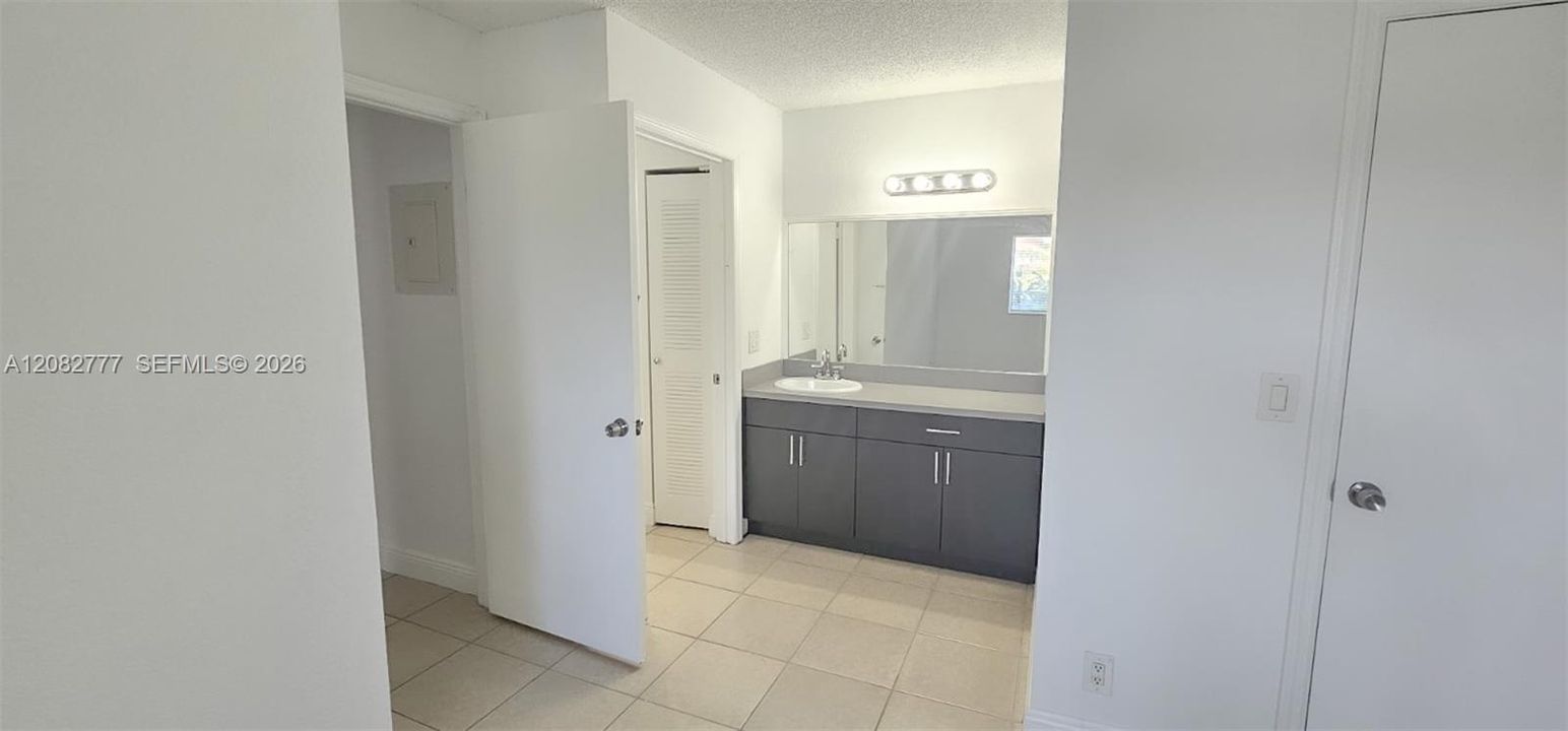 На продажу: $195,000 (2 спален, 1 ванн, 912 Квадратных фут)