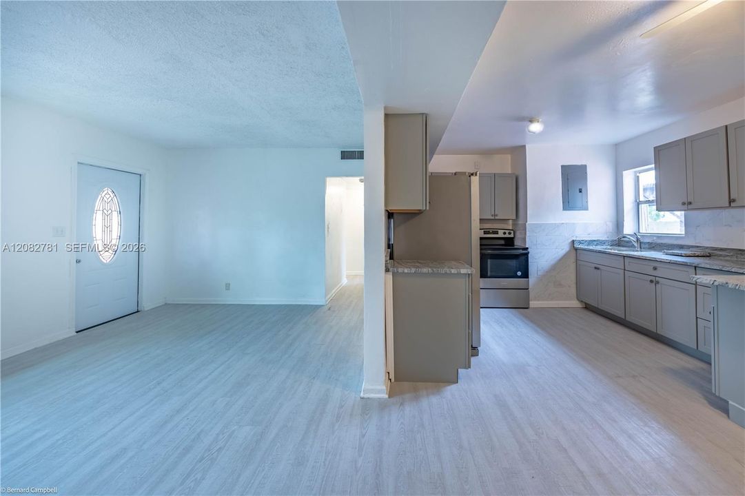 На продажу: $460,000 (5 спален, 2 ванн, 1802 Квадратных фут)