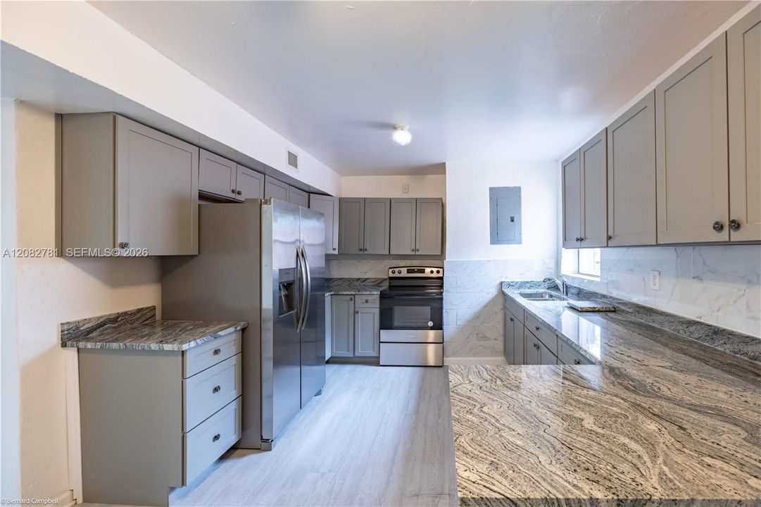 На продажу: $460,000 (5 спален, 2 ванн, 1802 Квадратных фут)