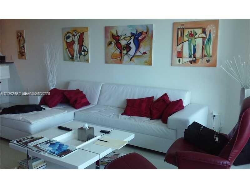Под контрактом: $4,950 (2 спален, 3 ванн, 1699 Квадратных фут)