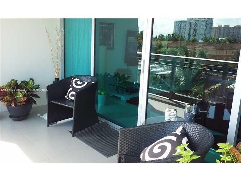Под контрактом: $4,950 (2 спален, 3 ванн, 1699 Квадратных фут)