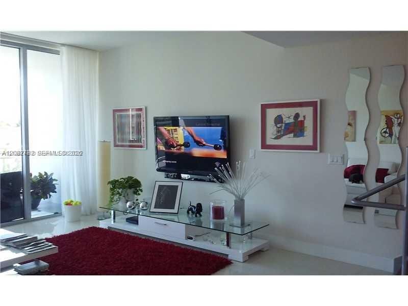 Под контрактом: $4,950 (2 спален, 3 ванн, 1699 Квадратных фут)