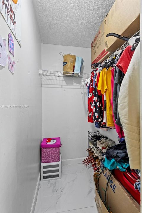 En Venta: $525,000 (4 camas, 2 baños, 1334 Pies cuadrados)