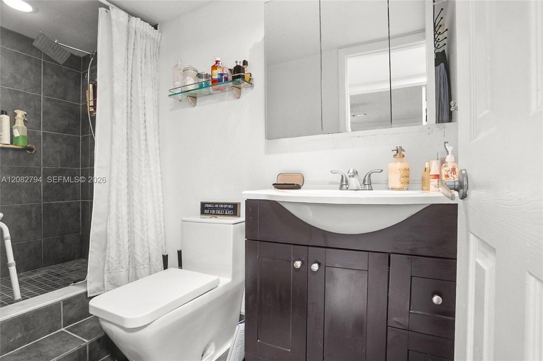В аренду: $1,800 (2 спален, 1 ванн, 820 Квадратных фут)