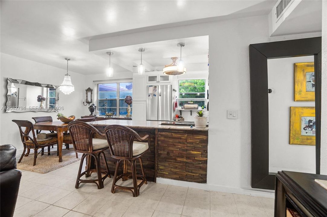 В аренду: $1,800 (2 спален, 1 ванн, 820 Квадратных фут)
