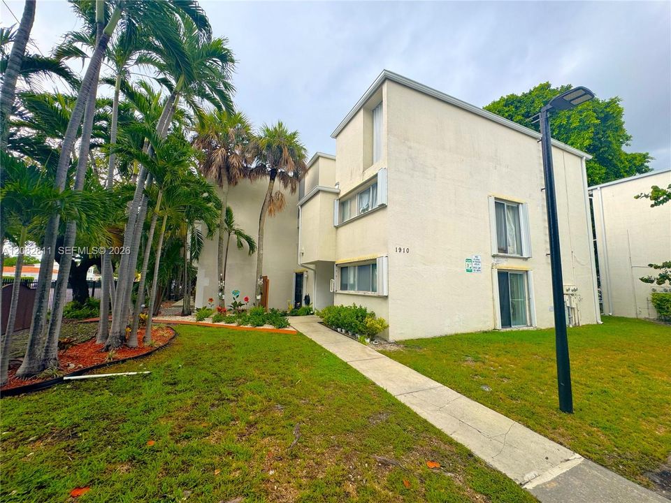 En Venta: $395,000 (2 camas, 1 baños, 970 Pies cuadrados)