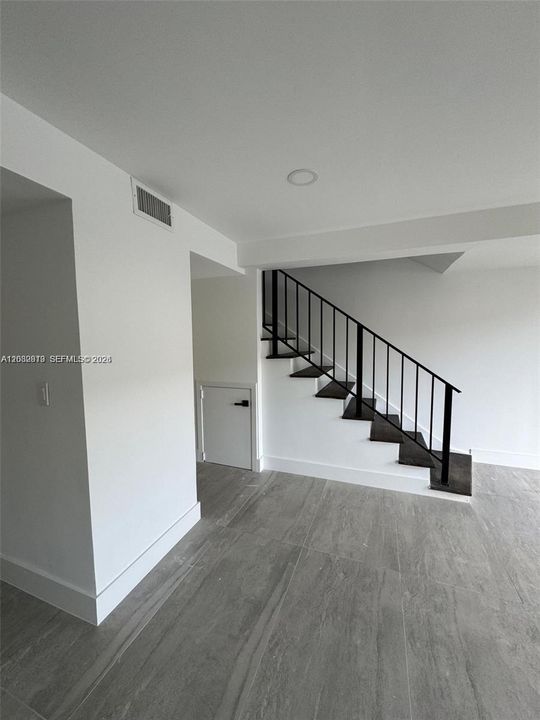 For Rent: $2,900 (3 beds, 2 baths, 1400 Square Feet)