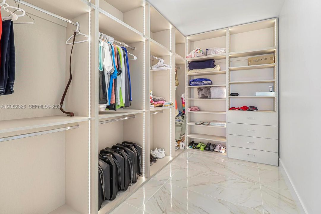 For Sale: $1,750,000 (3 beds, 2 baths, 2323 Square Feet)