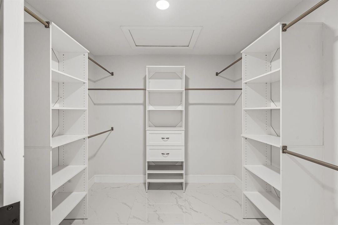 16 - Walk In Closet