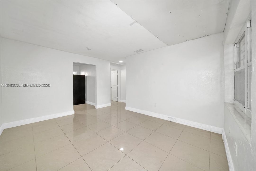 For Rent: $1,650 (1 beds, 1 baths, 1194 Square Feet)