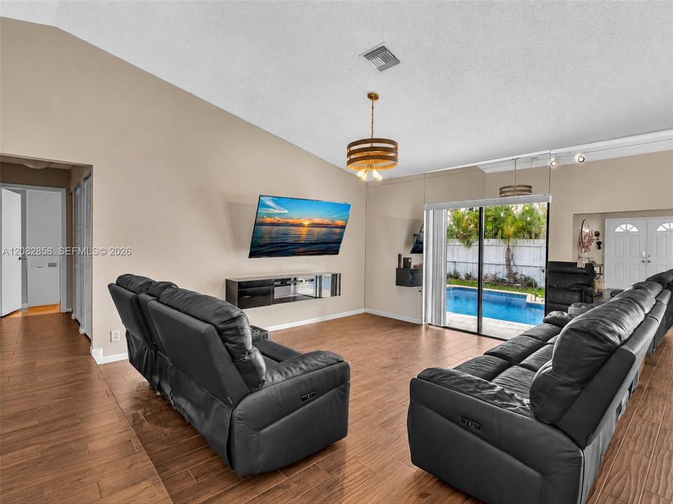 For Rent: $4,700 (3 beds, 2 baths, 1900 Square Feet)