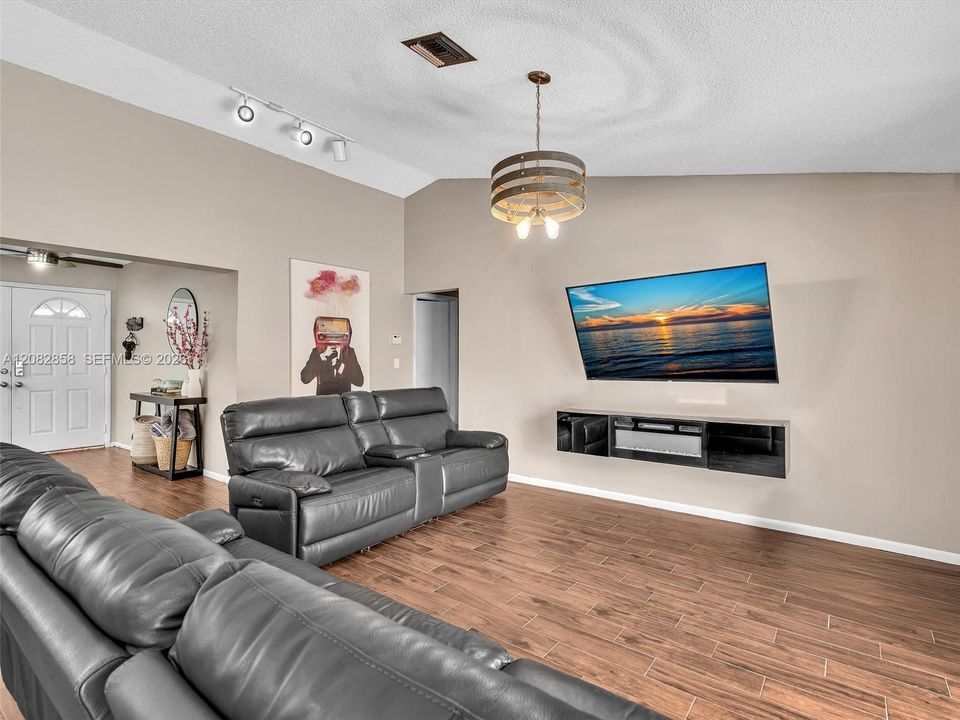 For Rent: $4,700 (3 beds, 2 baths, 1900 Square Feet)