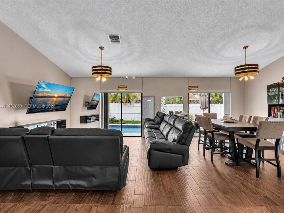 For Rent: $4,700 (3 beds, 2 baths, 1900 Square Feet)