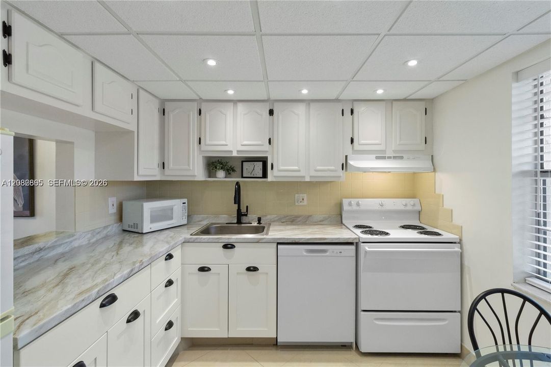 На продажу: $159,000 (2 спален, 2 ванн, 925 Квадратных фут)