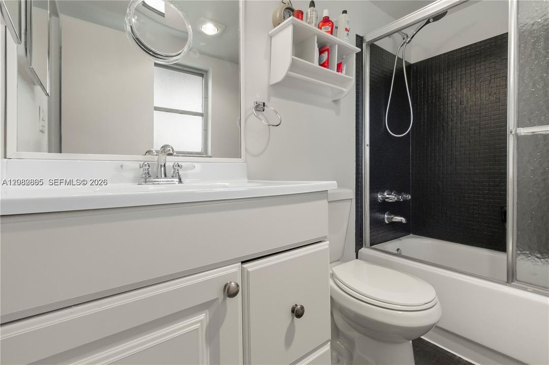 На продажу: $159,000 (2 спален, 2 ванн, 925 Квадратных фут)