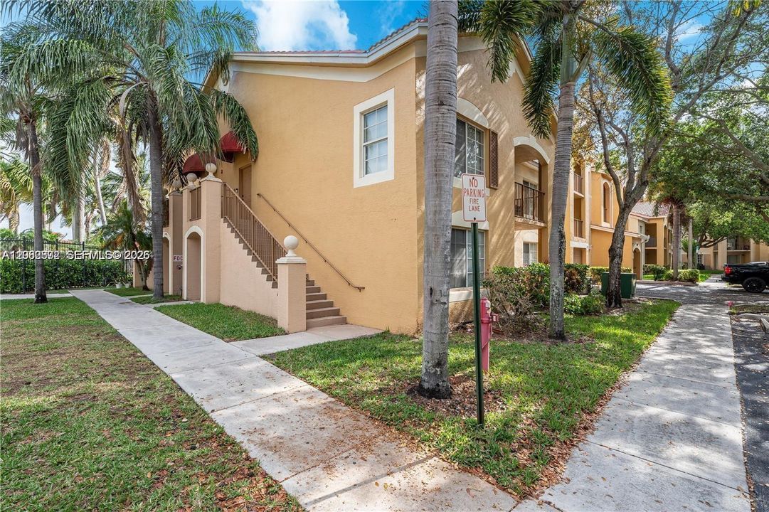 For Rent: $2,000 (2 beds, 2 baths, 1060 Square Feet)