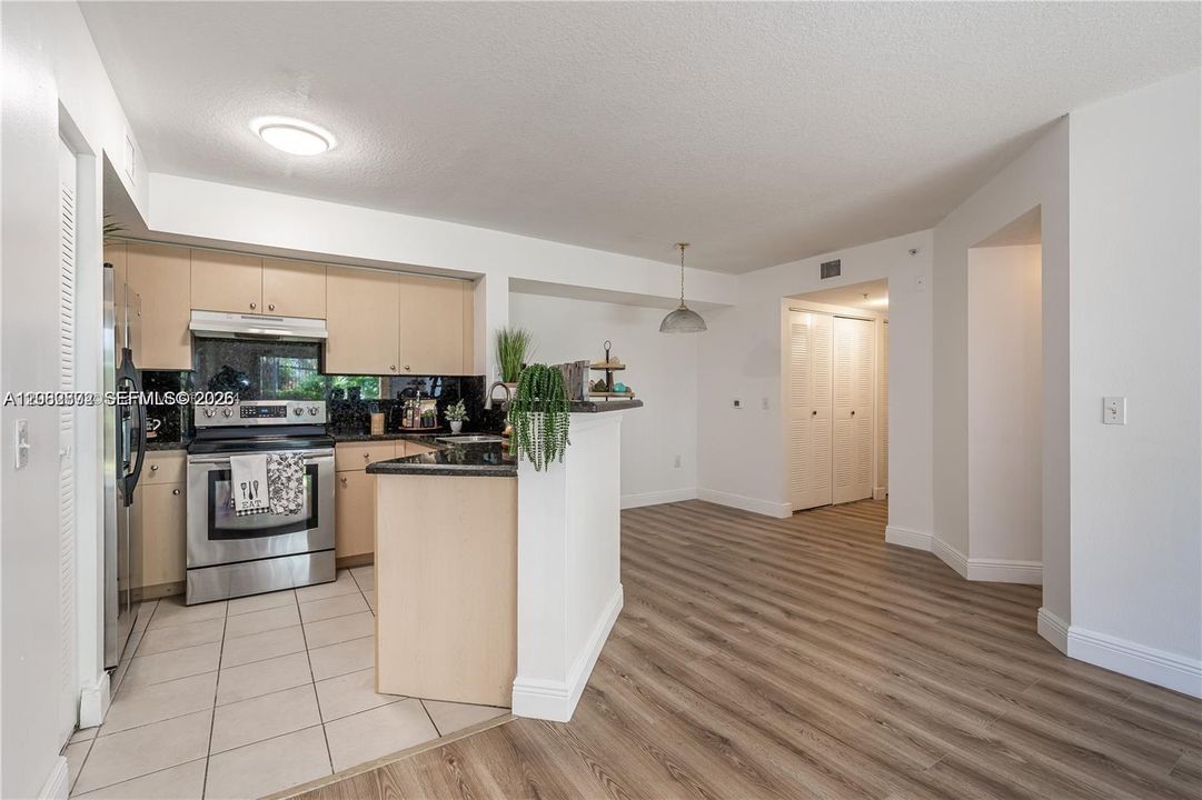 For Rent: $2,000 (2 beds, 2 baths, 1060 Square Feet)