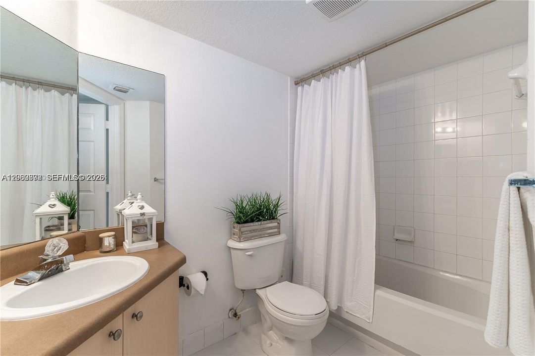 For Rent: $2,000 (2 beds, 2 baths, 1060 Square Feet)