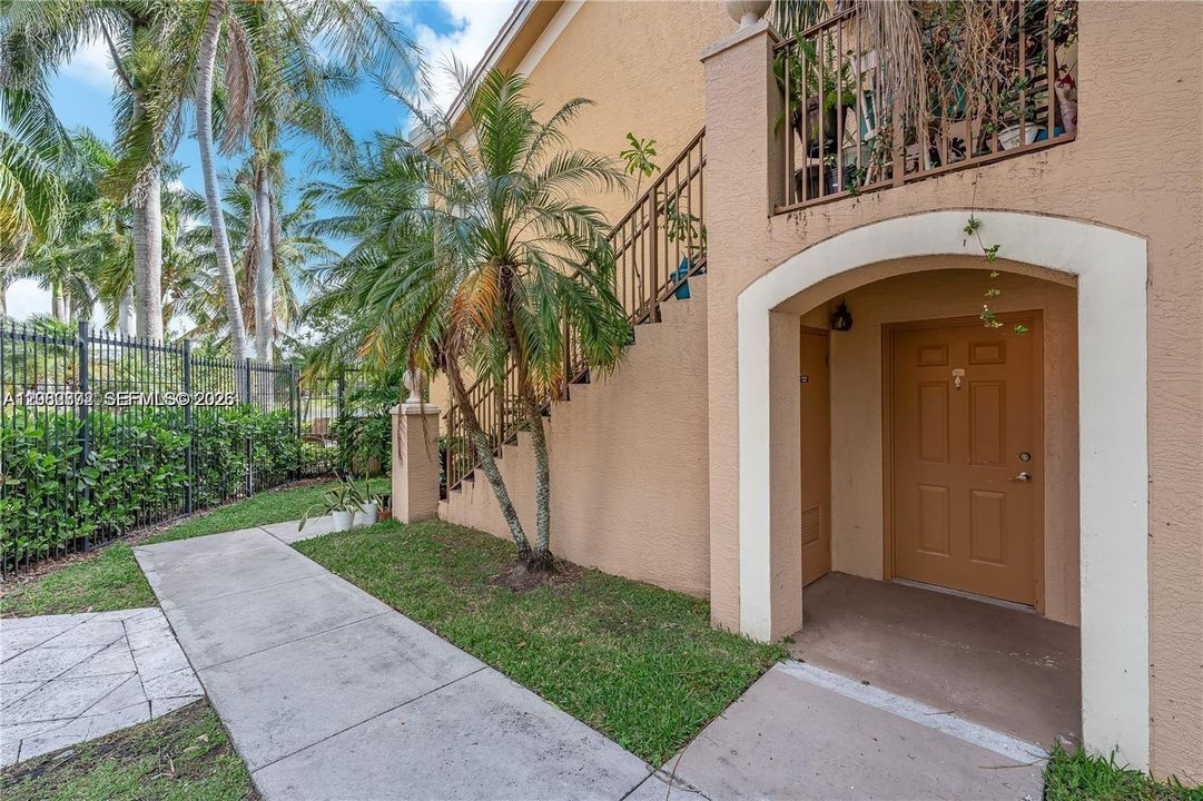 For Rent: $2,000 (2 beds, 2 baths, 1060 Square Feet)