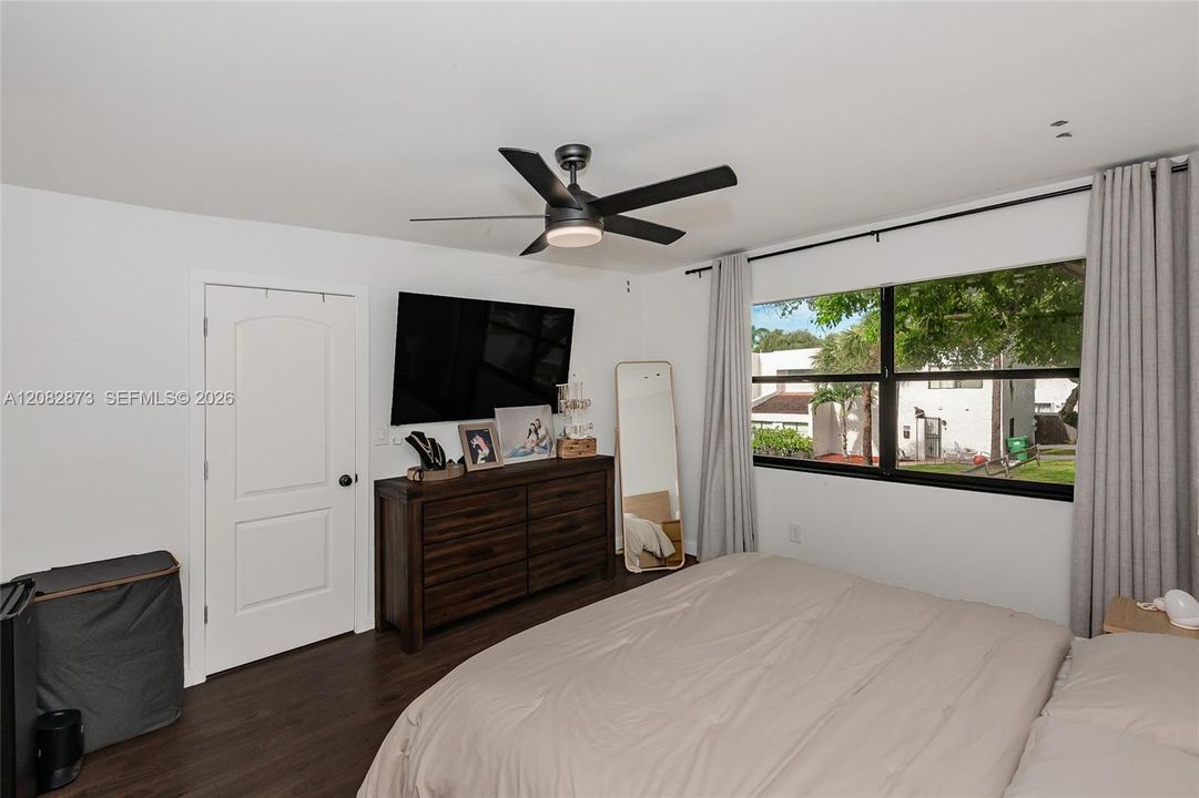 For Sale: $499,000 (2 beds, 2 baths, 1228 Square Feet)
