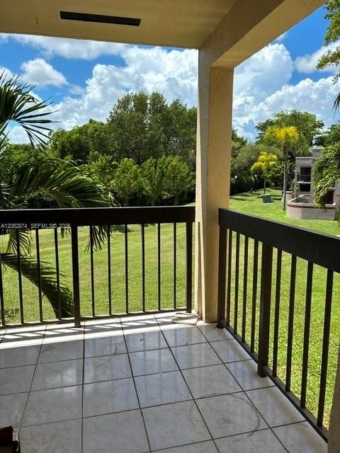 For Sale: $315,000 (2 beds, 2 baths, 910 Square Feet)