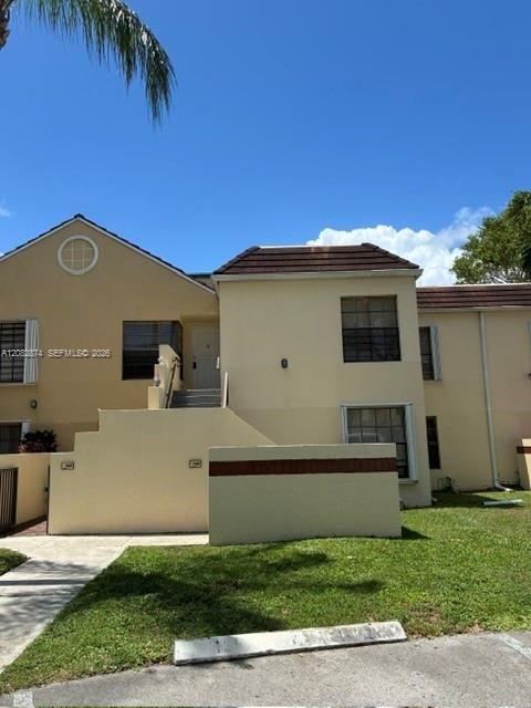 For Sale: $315,000 (2 beds, 2 baths, 910 Square Feet)