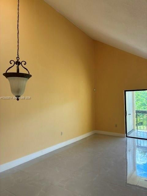 For Sale: $315,000 (2 beds, 2 baths, 910 Square Feet)