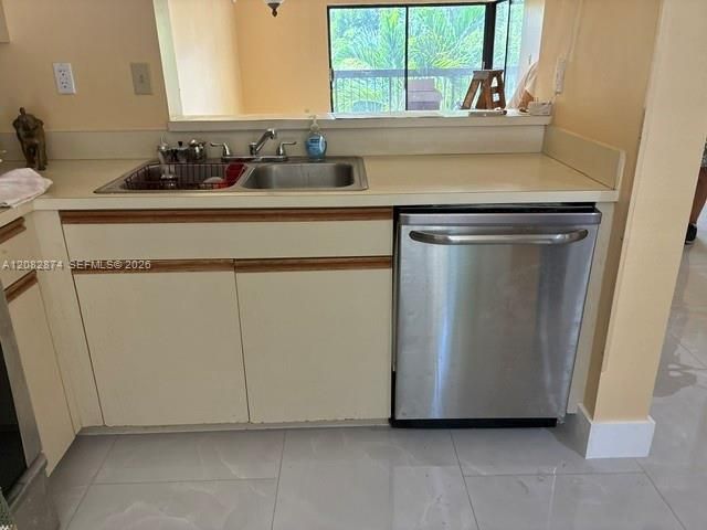 For Sale: $315,000 (2 beds, 2 baths, 910 Square Feet)