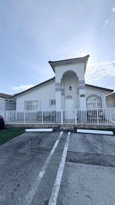 На продажу: $449,999 (2 спален, 2 ванн, 990 Квадратных фут)