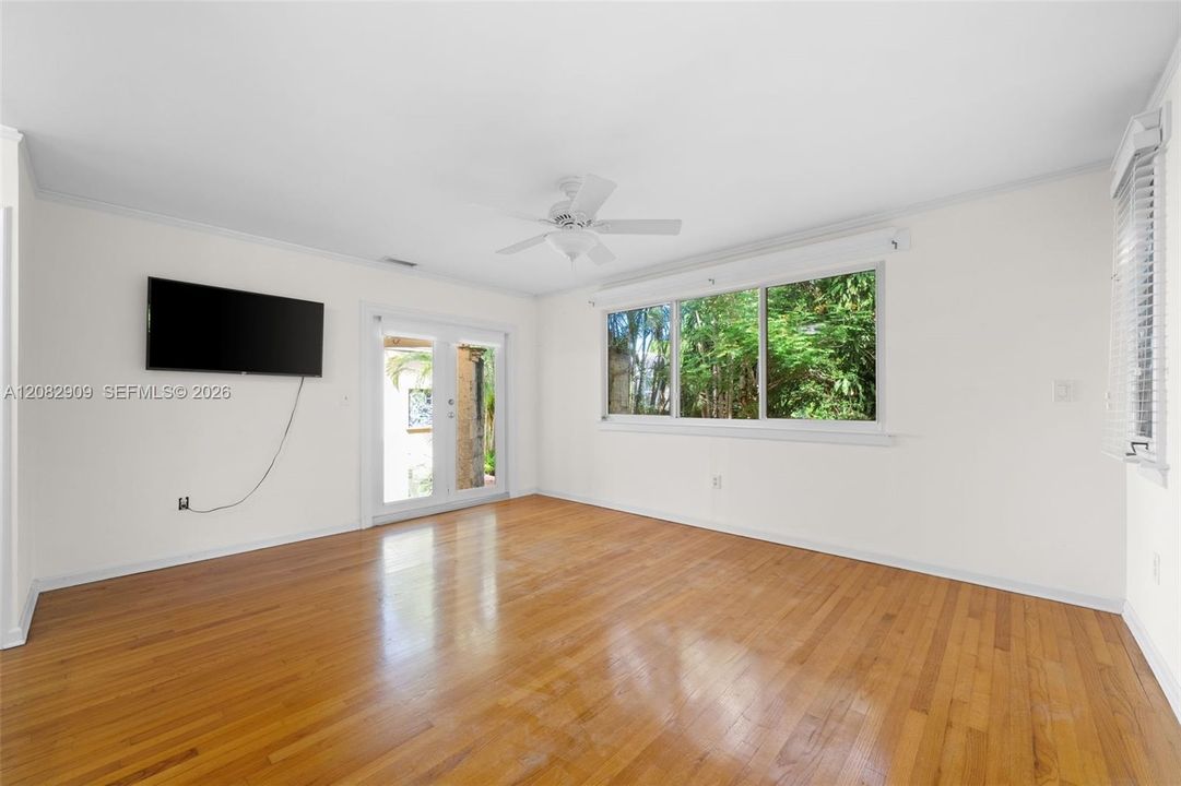 En Venta: $2,499,000 (4 camas, 3 baños, 2103 Pies cuadrados)