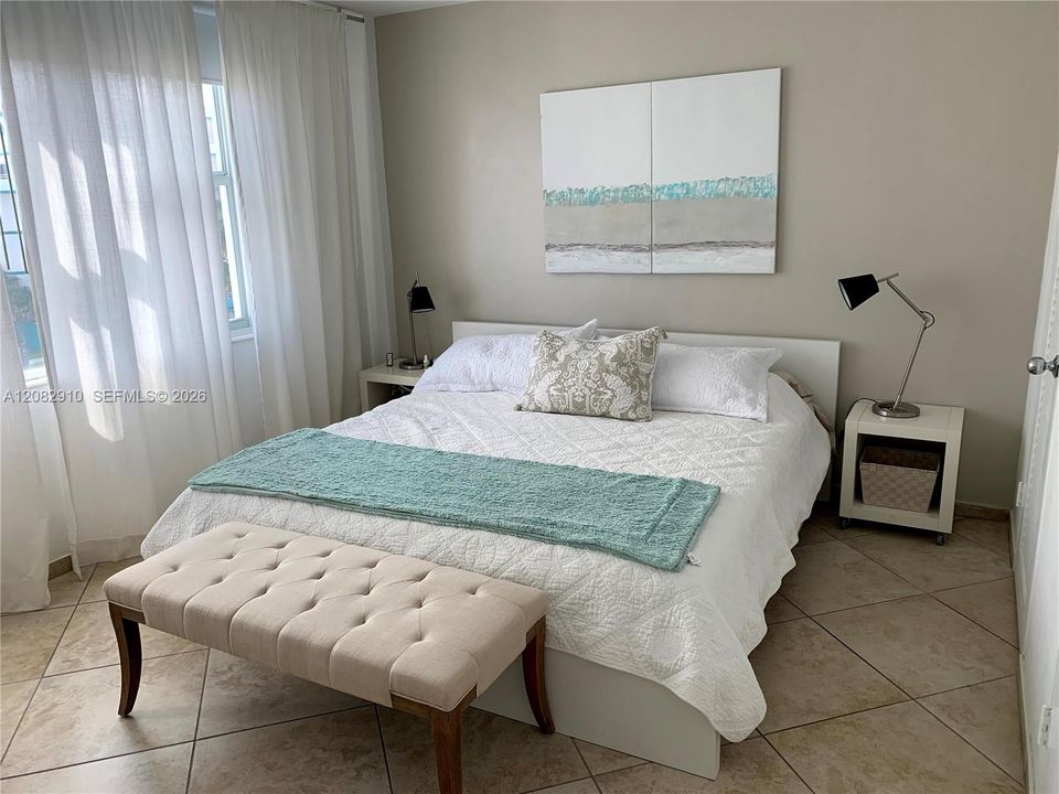 For Rent: $2,600 (1 beds, 1 baths, 860 Square Feet)