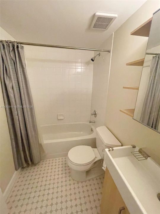 For Rent: $2,000 (2 beds, 2 baths, 965 Square Feet)