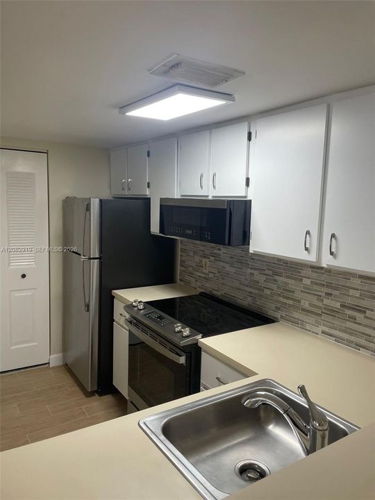 For Rent: $2,000 (2 beds, 2 baths, 965 Square Feet)