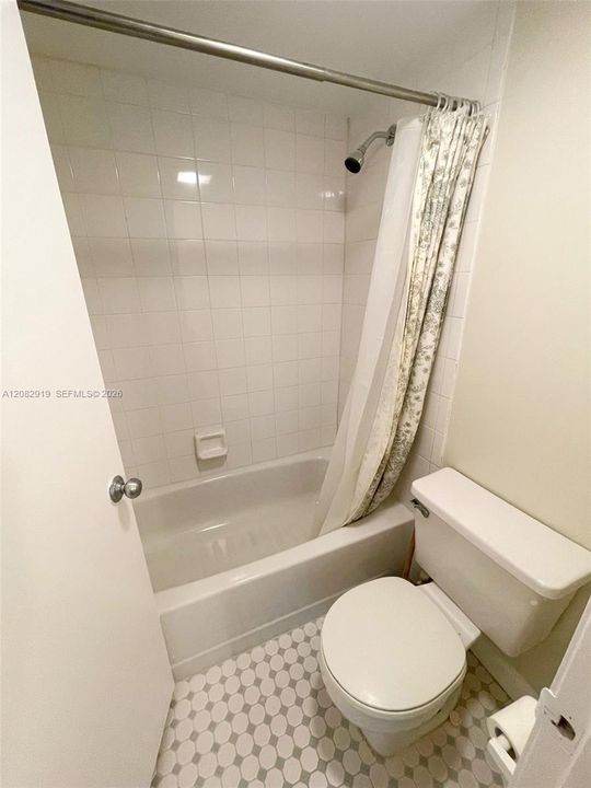 For Rent: $2,000 (2 beds, 2 baths, 965 Square Feet)