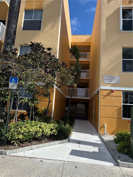 For Rent: $2,400 (2 beds, 2 baths, 1020 Square Feet)