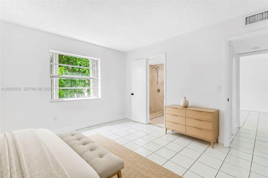 For Sale: $215,000 (2 beds, 1 baths, 855 Square Feet)