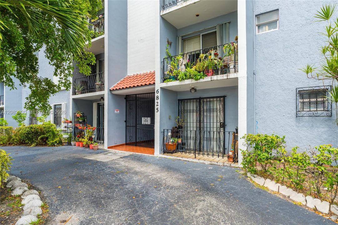 For Sale: $215,000 (2 beds, 1 baths, 855 Square Feet)