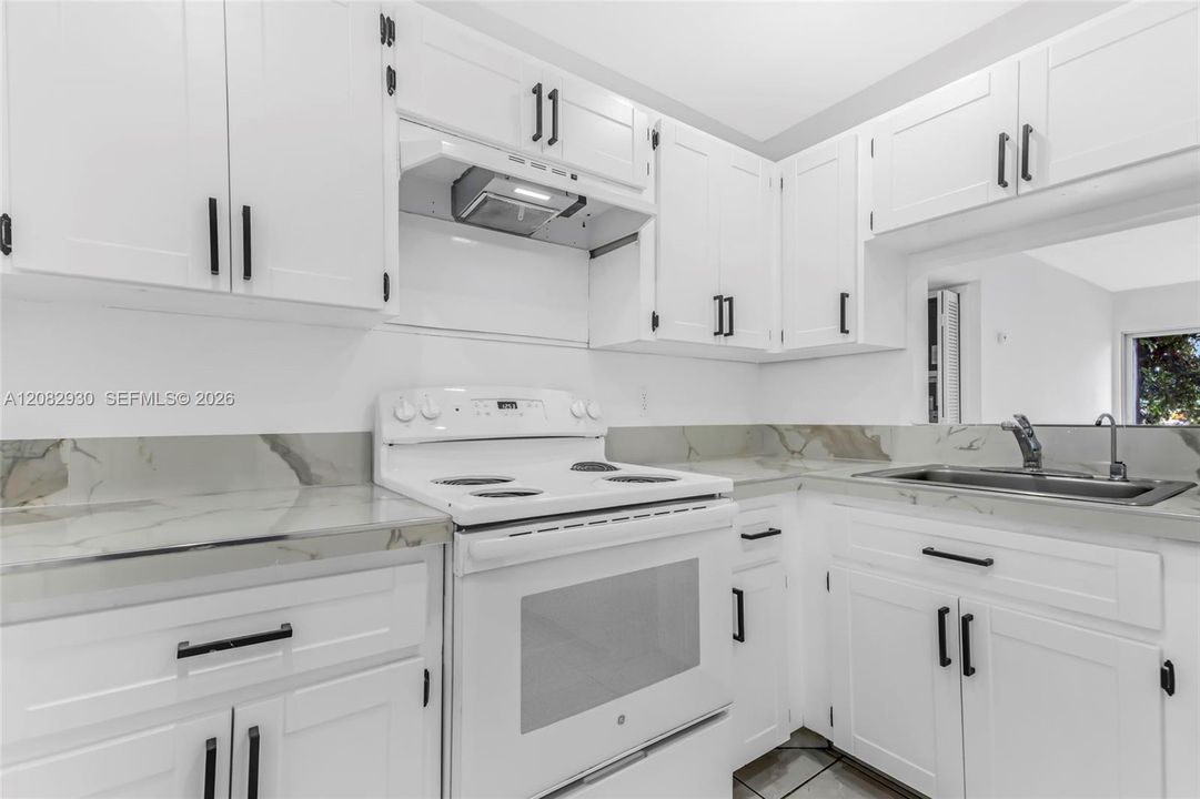 For Sale: $215,000 (2 beds, 1 baths, 855 Square Feet)