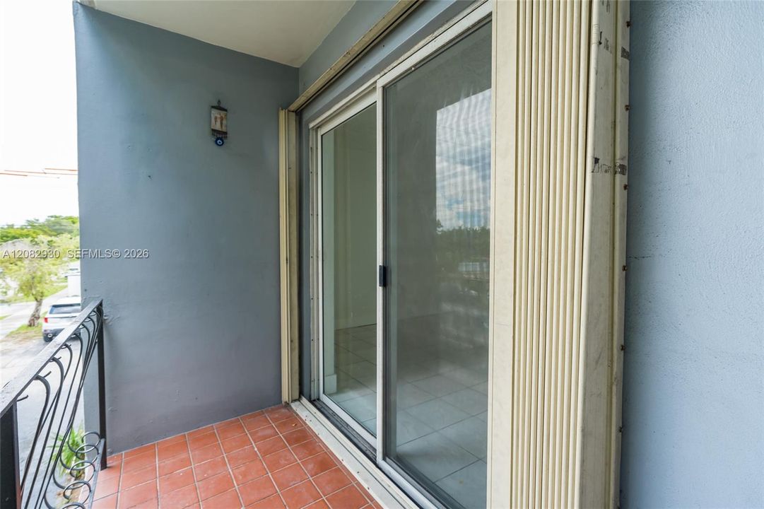 For Sale: $215,000 (2 beds, 1 baths, 855 Square Feet)