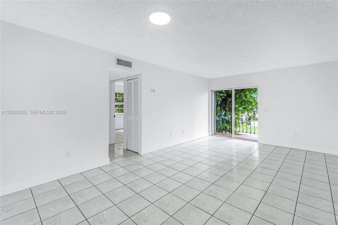 For Sale: $215,000 (2 beds, 1 baths, 855 Square Feet)