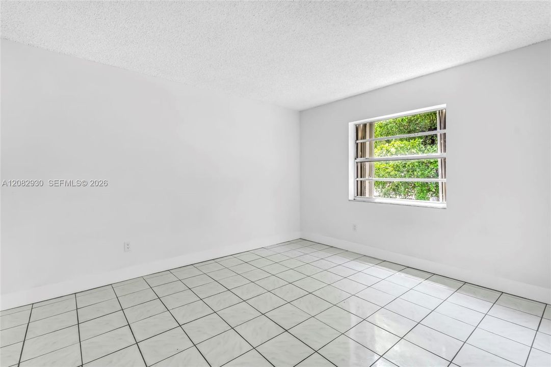 For Sale: $215,000 (2 beds, 1 baths, 855 Square Feet)